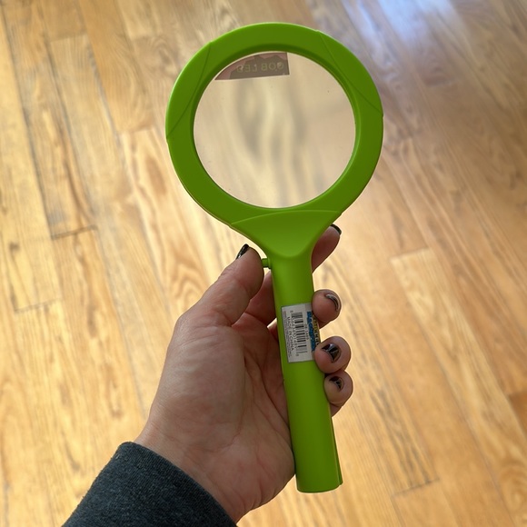 LED POWERED MAGNIFYING GLASS. WORKS WITH TWO AA BATTERIES - Picture 3 of 4